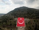 Afrin'deki Darmık Dağı'nda yok edilen terörist başı Apo portresinin yerine Türk bayrağı çizildi