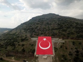 Afrin'deki Darmık Dağı'nda yok edilen terörist başı Apo portresinin yerine Türk bayrağı çizildi