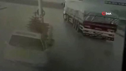 Damperi açık kalan kamyon 2 tonluk tabelayı böyle yıktı