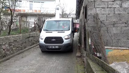 Evinden çıkamayan kadının saman talebini belediye ekipleri yerine getirdi