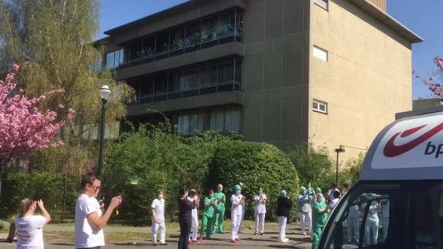 Anderlecht - Action de soutien au personnel soignant de la part du personnel postier à l’Hôpital Bracops (Vidéo Germani)