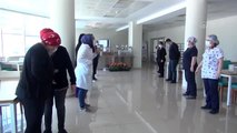 Sağlıkçı çalışanlarından hastanenin temizlik personeline alkış