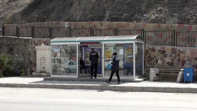 Gümüşhane Belediyesi, vatandaşlara ücretsiz maske dağıttı