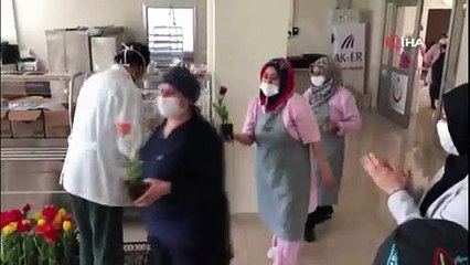 Sağlık çalışanlarından temizlik görevlilerine jest; alkışlar eşliğinde çiçek verdiler