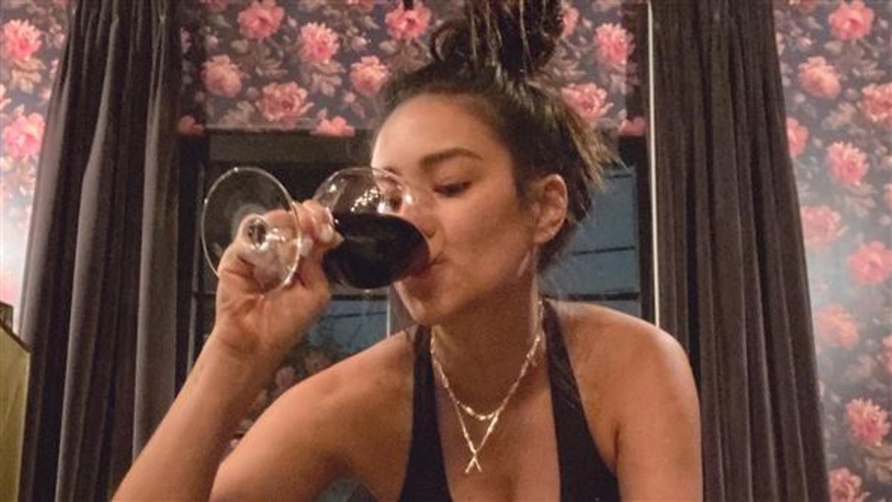 Shay Mitchell ist in Quarantäne, genau wie wir: mit Wein und einer Yogamatte
