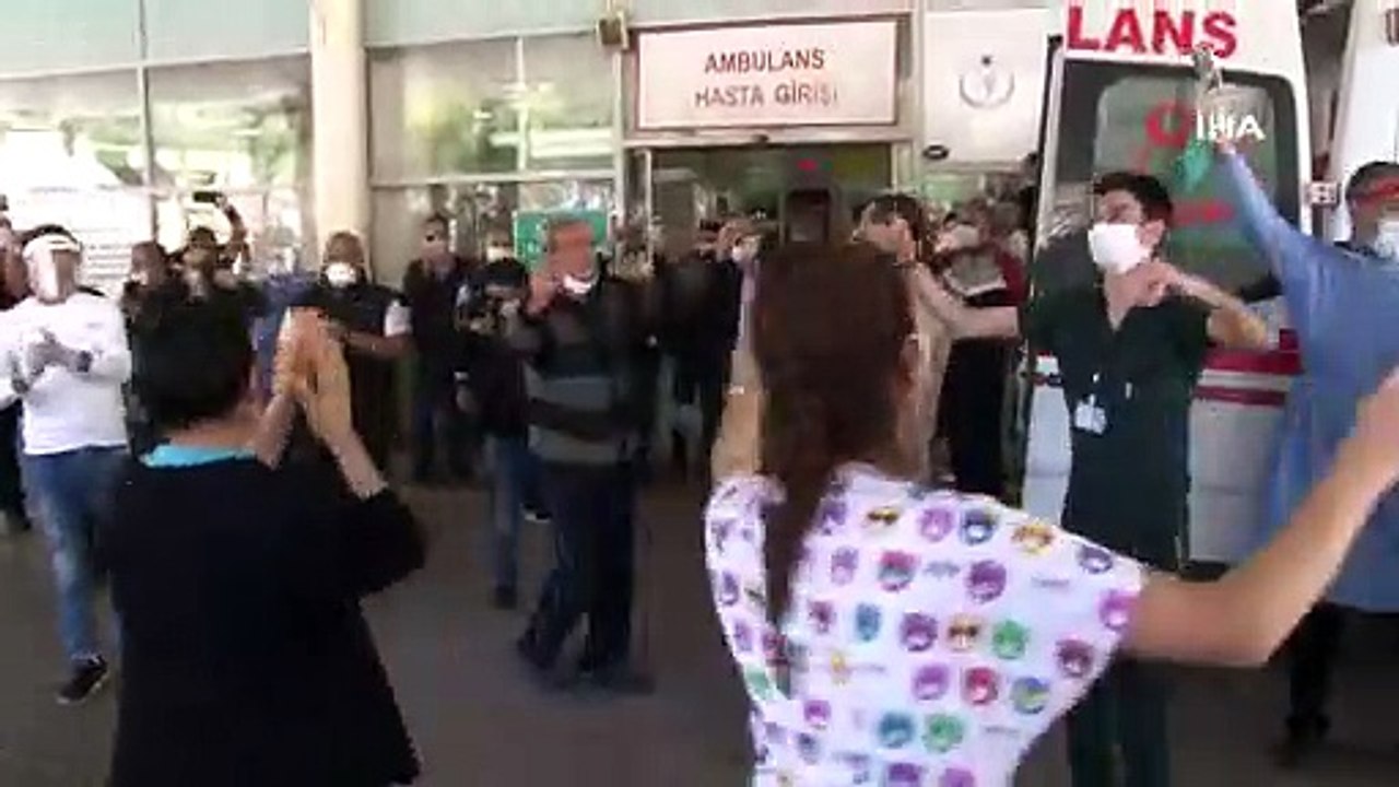 İzmirde sağlık çalışanlarına moral konseri