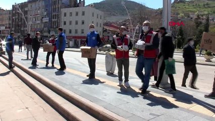 Tokat'ta sokakta maske dağıtımı