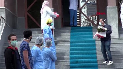 VAN Koronavirüsü yendiler, çiçek ve alkışlarla taburcu oldular