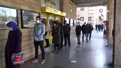 Koronavirüs | Bursa'da PTT önünde uzun kuyruklar oluştu