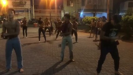 Devotos filipinos desafían las prohibiciones para cumplir las tradiciones