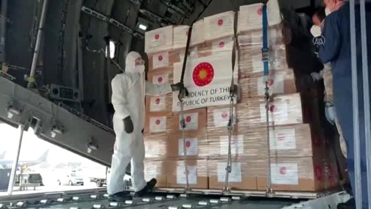 İngiltere'ye sağlık malzemesi götüren askeri uç...