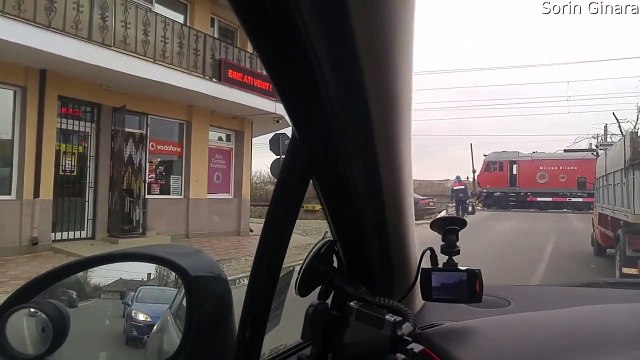 Ce conducteur de train s’arrête pour faire une pause-café et crée un embouteillage.