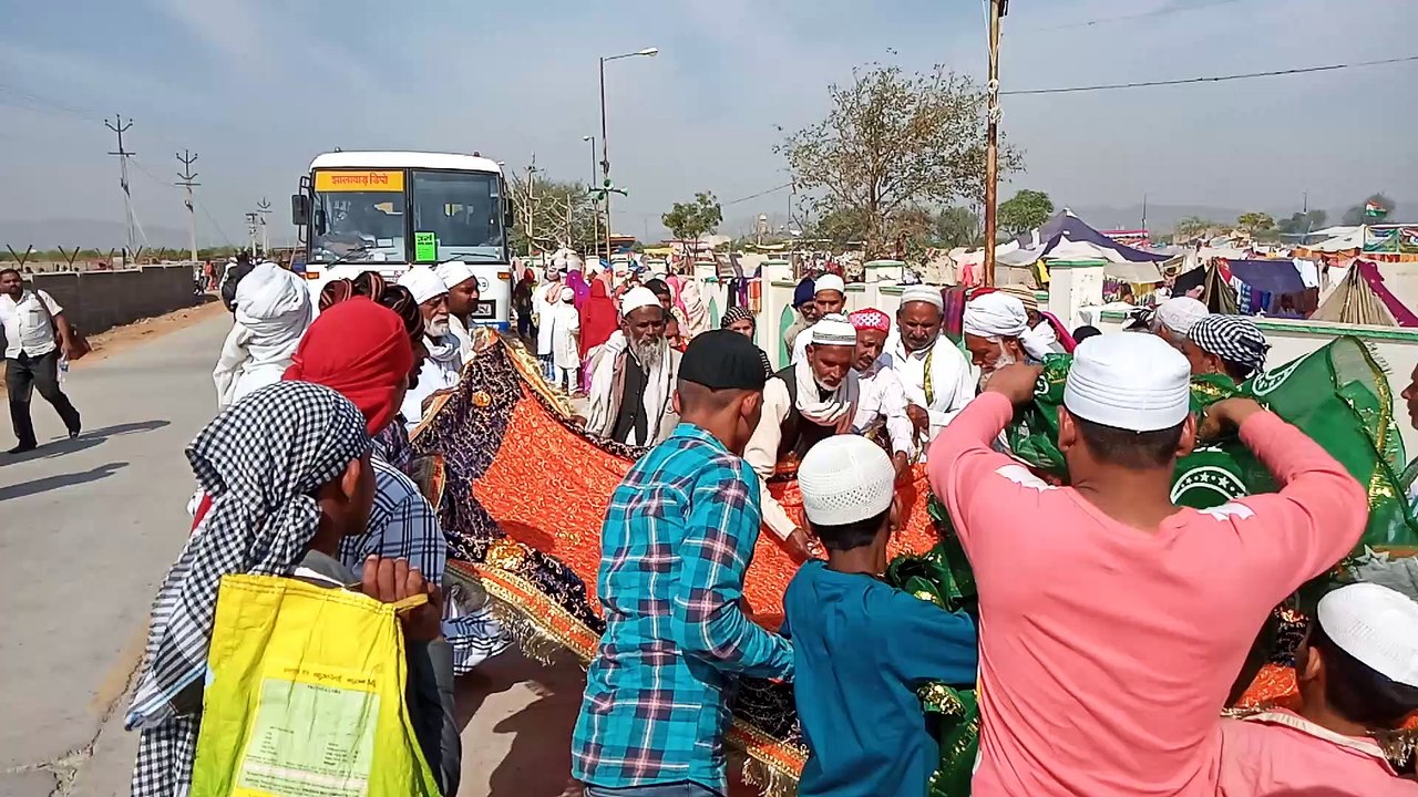 दरगाह में चादर पेश करने जाते जायरीन