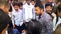डिग्री कॉलेज में छात्राओं ने गेट पर जड़ा ताला, देखें वीडि़यो में