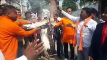 Moradabad: हिन्दू संगठनों ने फूंका ओवैसी का पुतला, वारिस पठान को लेकर कर डाली ये मांग