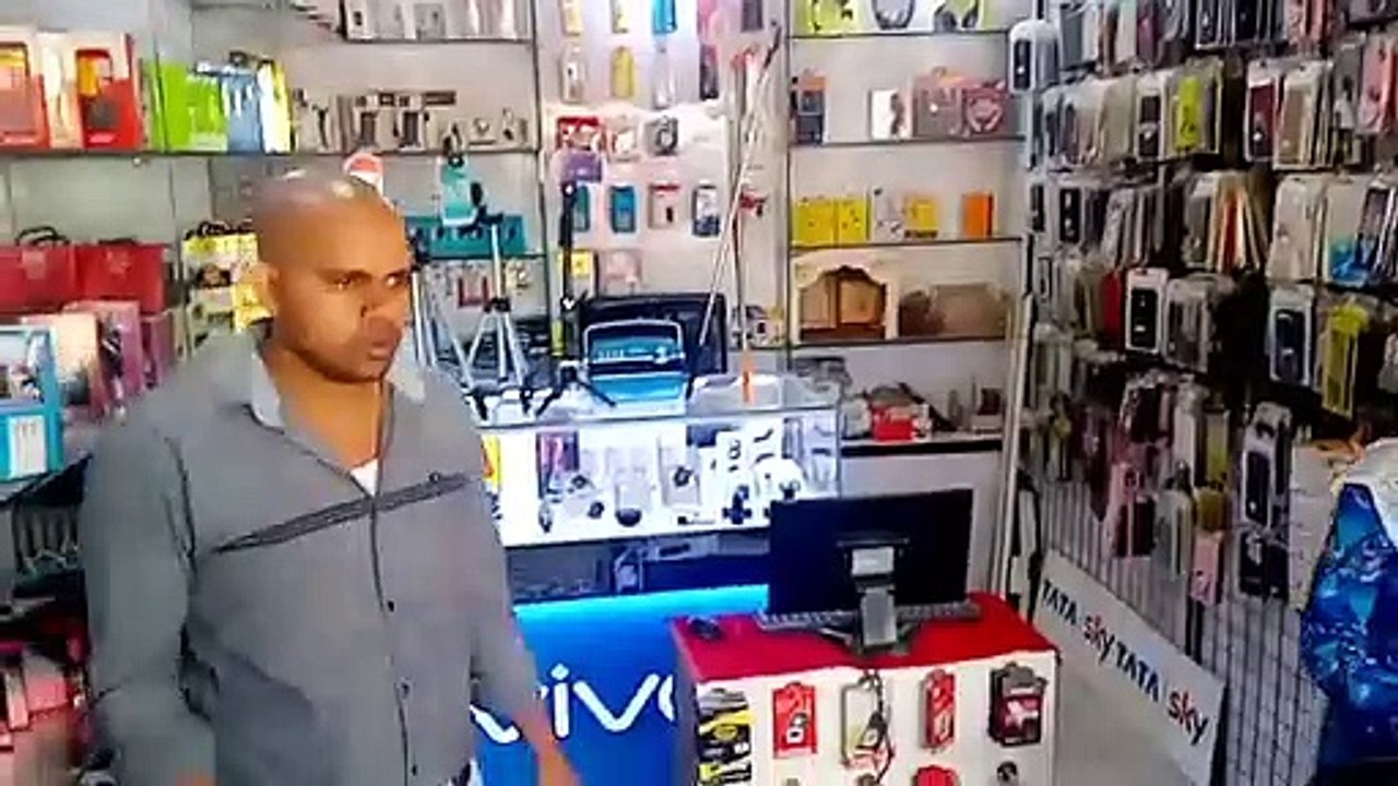 VIDEO : मोबाइल दुकान का शटर तोड़कर नगदी ले गए चोर
