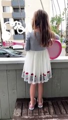Cette fillette chante au balcon pour ses voisins !