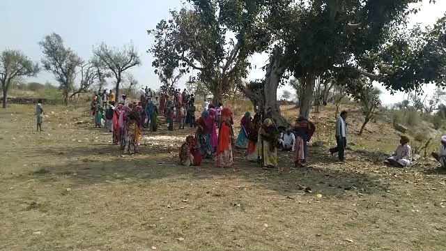 पेड़़ पर लटकता मिला विवाहिता का शव