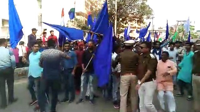 बंद के दौरान भीम आर्मी के सामने आ गया भगवा गमछाधारी युवक, दौड़ाकर पीटा फिर पुलिस ने बचाई जान