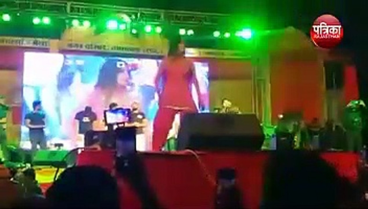 सपना चौधरी के स्टेज पर आते ही भीड़ बेकाबू हुई