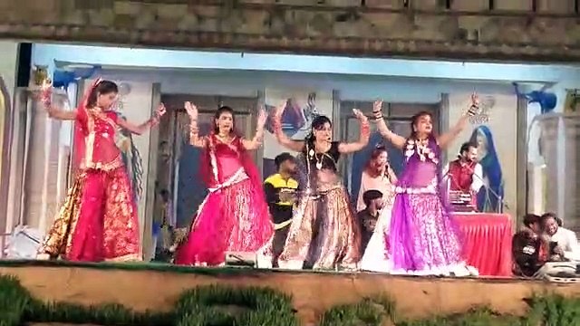 नगडिय़ा की थाप और बुन्देली गीतों पर झूमी राई नृत्यांगनाएं