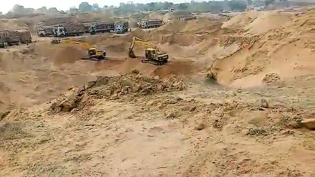 सिंगारपुर में 3 हैवी मशीनों से हो रहा अवैध उत्खनन, शुक्रवार को ट्रकों का दिनभर लगा रहा जमघट