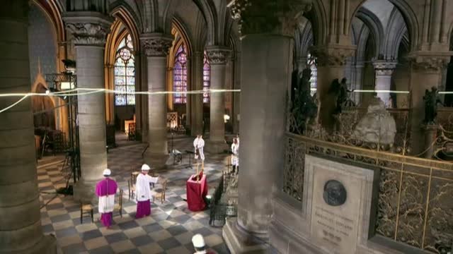 La oración de Viernes Santo descubre el interior de Notre Dame un año después del incendio
