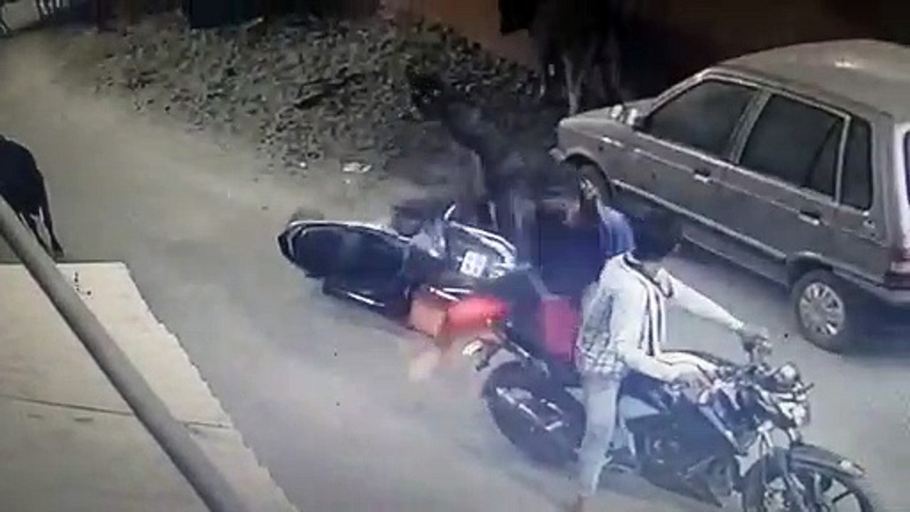 Four lakh cash and jewelery robbed from bullion...