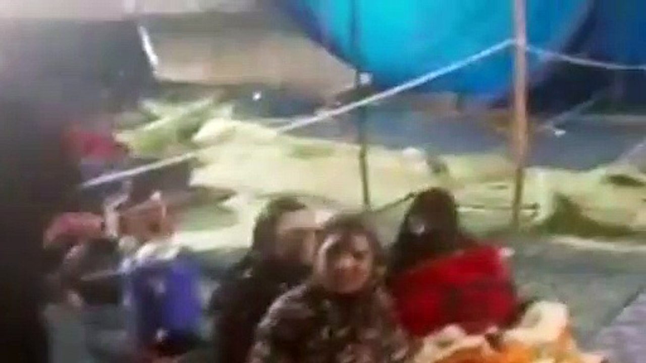 देवबंद में बरसात ने भी धरने पर बैठी रही महिलाएं