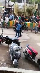 Ghaziabad: सड़क पर युवक अचानक मारने लगा दूसरे को चाकू, देखें Live Video