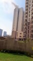 Greater Noida: एलिगेंट विले सोसाइटी की बिल्डिंग में लगी आग, बचाव अभियान देख फैली अफवाह- देखें वीडियो