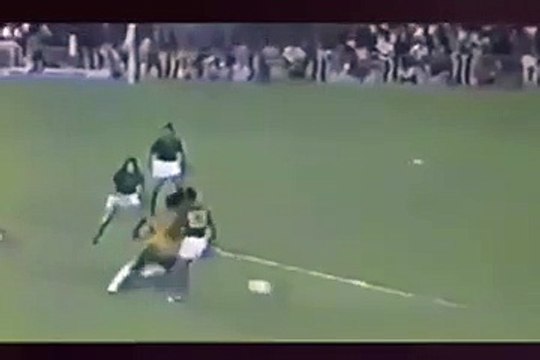 Rares images du Roi Pelé dans ses dribbles en humiliant ses adversaires