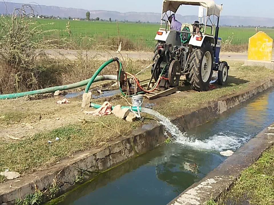 खेतों में भरे पानी को निकालने में जुटे किसान