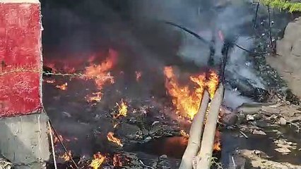 नाले में पड़े कूड़े में लगी भयंकर आग