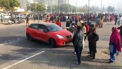 Noida: सड़क हादसे से गुस्‍साई सैकड़ों महिलाओं ने रेड लाइट पर लगाया जाम, ट्रैफिक पुलिस की मांग की