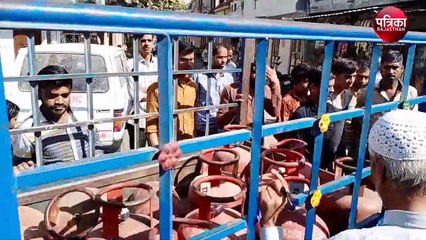 VIDEO सिलेण्डर में गैस कम सप्लाई करने पर हुआ हंगामा