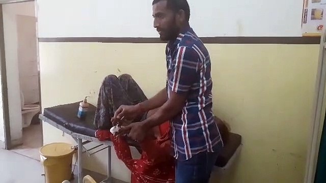 Car Accident: रिश्तेदार के यहां शोक व्यक्त करके वापस लौट रहे एक ही परिवार के आठ जने घायल