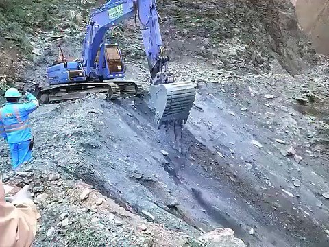 Un conducteur de pelleteuse fou... ou très talentueux
