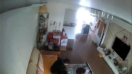 Il recharge la batterie de sa moto dans le salon et va avoir une mauvaise surprise