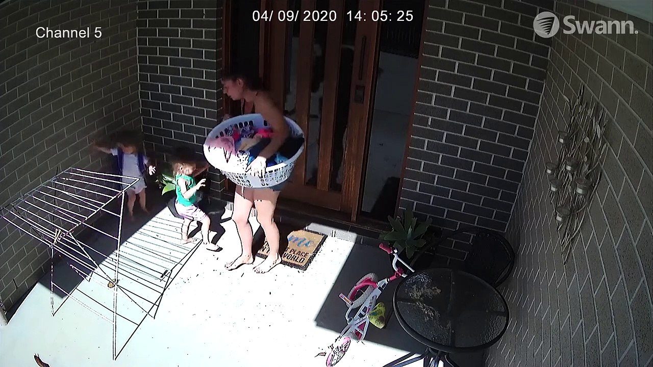 Cette maman et ses 2 enfants vont avoir une drôle de surprise en sortant de la maison... Terrifiant