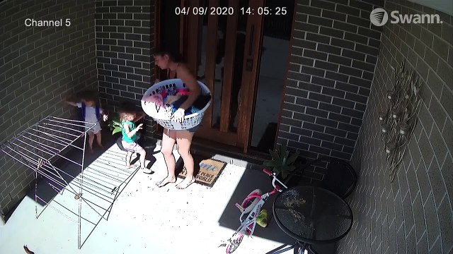 Cette maman et ses 2 enfants vont avoir une drôle de surprise en sortant de la maison... Terrifiant