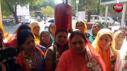 VIDEO : घरेलू गैस सिलेण्डर की दरों में बढ़ोतरी के विरोध में महिला कांग्रेस का प्रदर्शन