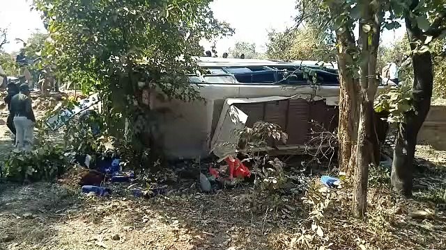 पन्ना में बस पलटी, छतरपुर के एक व्यक्ति की मौत,5 घायल