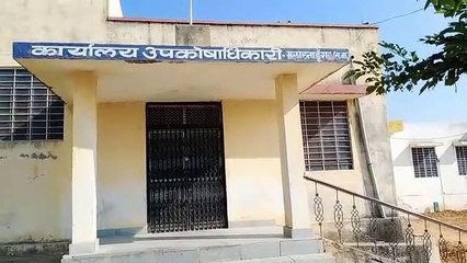 सुबह साढ़े दस बजे तक लटका था मुख्य द्वार पर ताला