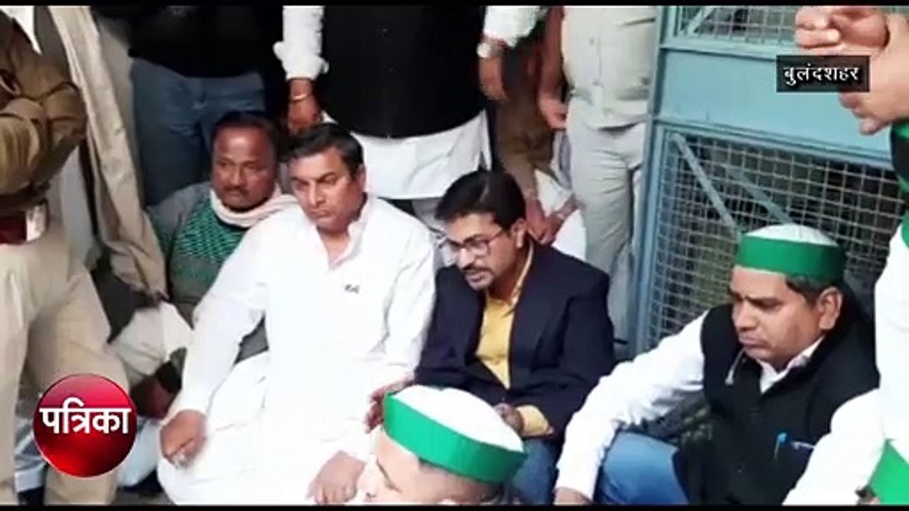 Bulandshahr: चालान काटने पर भड़के किसानों ने किया एआरटीओ घेराव, देखें Video