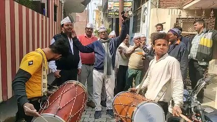 आम आदमी पार्टी कार्यकर्ताओं ने मनाया जश्न
