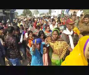 शव लेकर शहर को चले तो पुलिस प्रशासन ने रोका, मृतक के परिजन भड़के, देखें वीडियो में