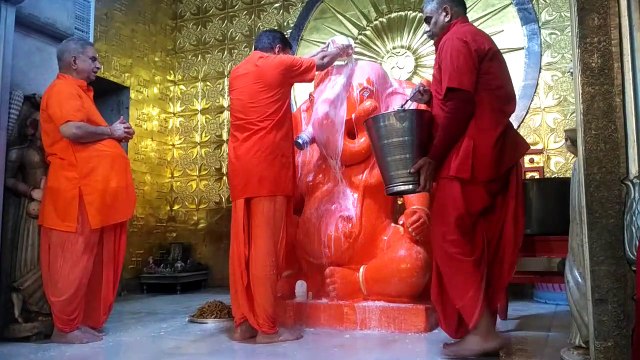 प्रथम पूज्य का हुआ पंचामृत अभिषेक, करवाई नवीन पोशाक धारण