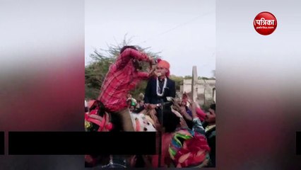 Video : घोड़ी पर चढ़कर लड़के ने किया नागिन डांस, लोग उड़ाते रहे रुपए