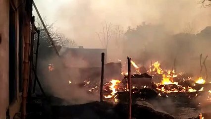 आग से जल गई दर्जनों परिवार की झोपड़ियां